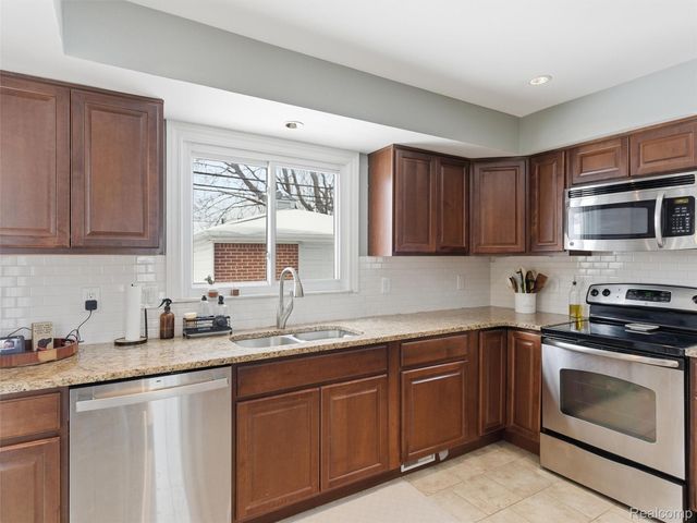 31907 Courtland Street, St. Clair Shores, MI 48082