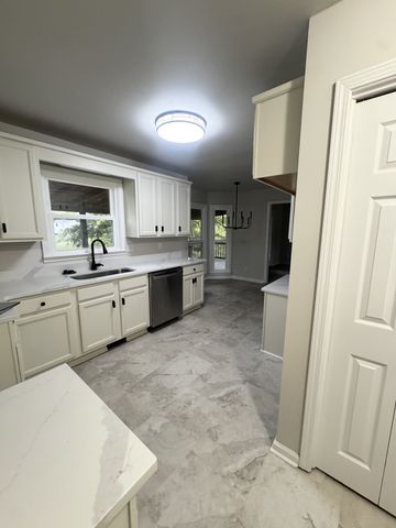 880 S Ridge Trl, Clarksville, TN 37043