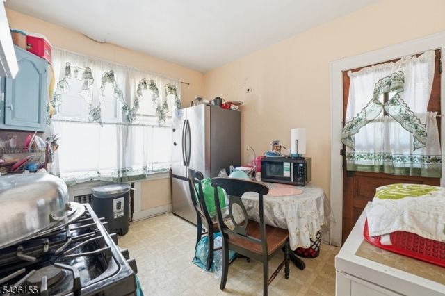 23 Orchard St, Elizabeth City, NJ 07208