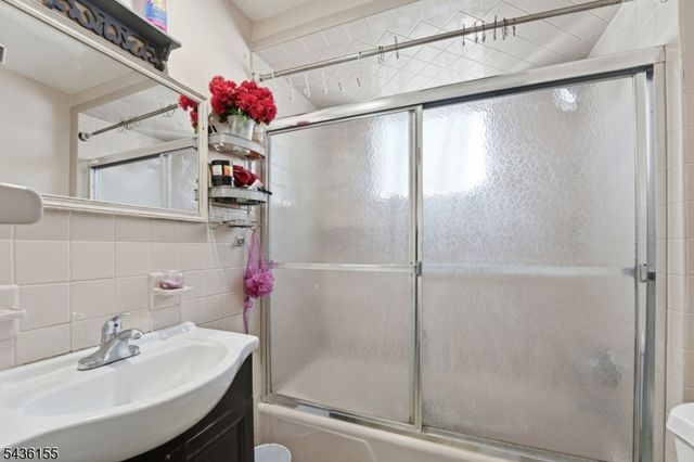23 Orchard St, Elizabeth City, NJ 07208