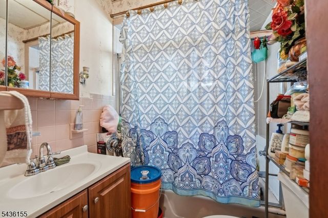23 Orchard St, Elizabeth City, NJ 07208