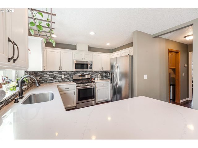 3120 N IVY Dr, Newberg, OR 97132