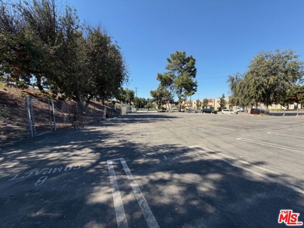 18300 Burbank Boulevard, Tarzana, CA 91356 — photo 4