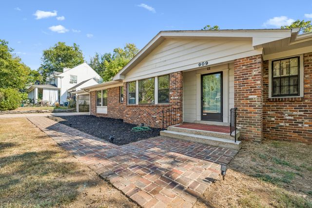 909 Hillcrest Ave, Columbia, TN 38401