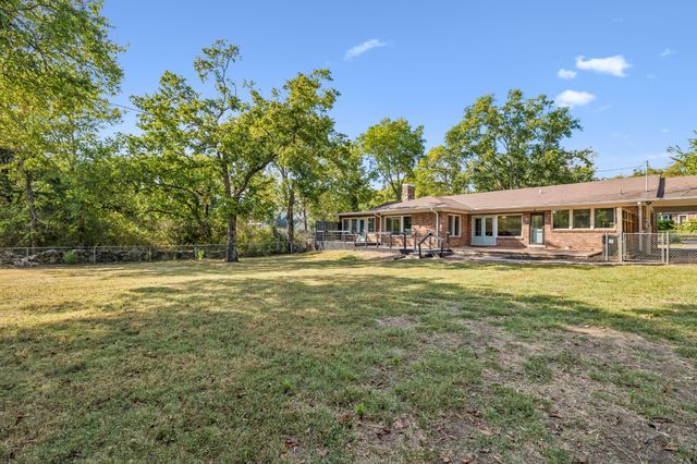909 Hillcrest Ave, Columbia, TN 38401