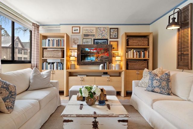 1912 Dupont Avenue S 103, Minneapolis, MN 55403