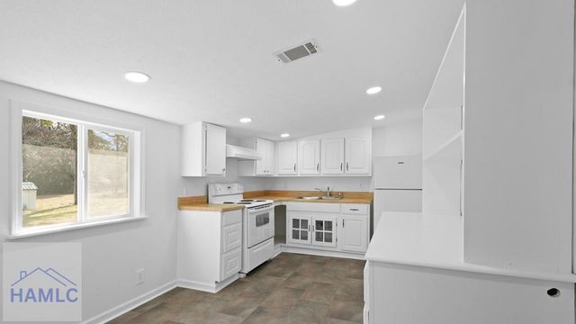 15 Paris Drive, Jesup, GA 31545