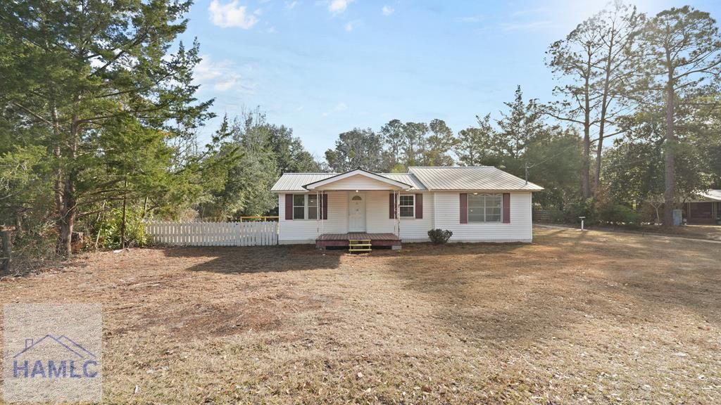 15 Paris Drive, Jesup, GA 31545