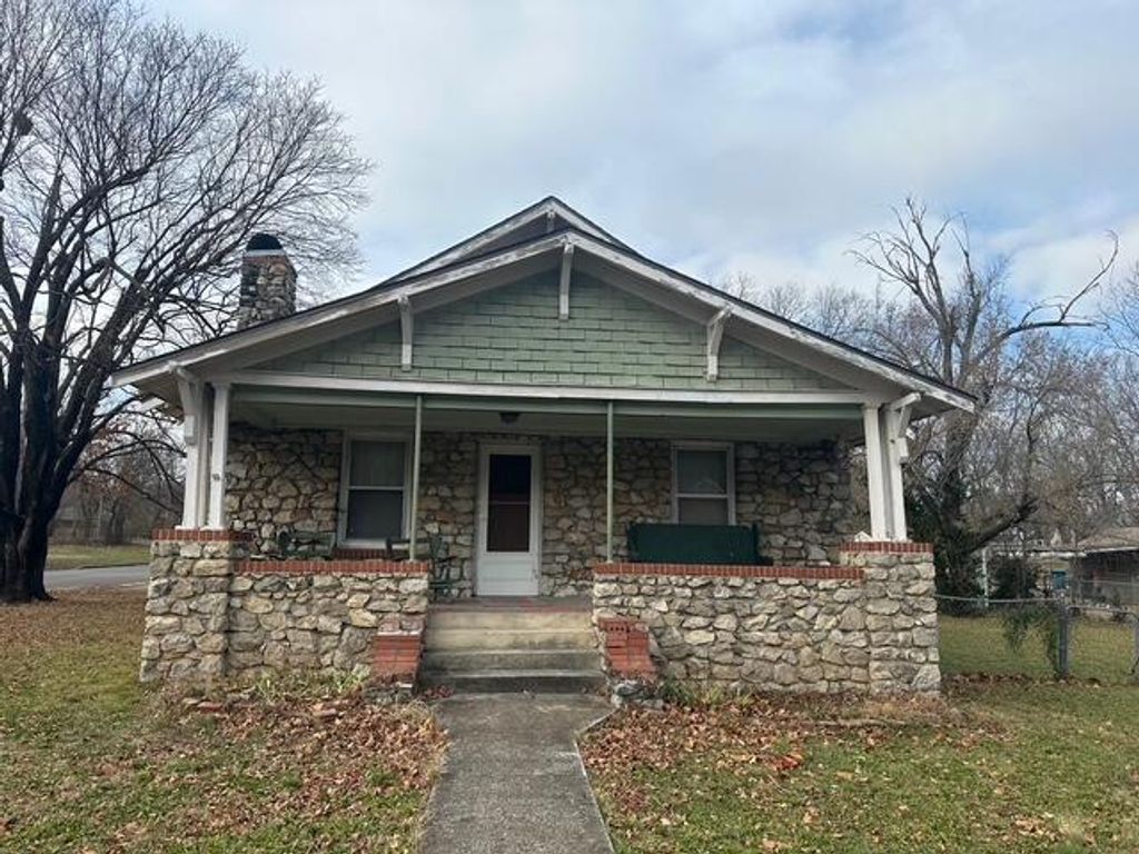 202 N Maple Avenue, Joplin, MO 64801