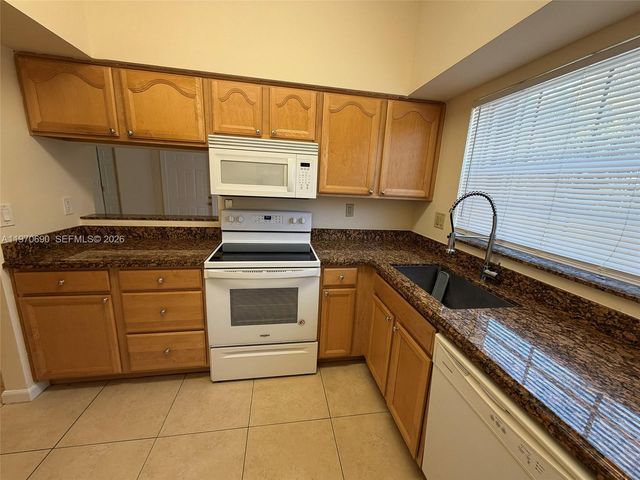 2091 NW 96th Ter 13E, Pembroke Pines, FL 33024