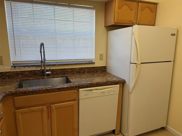 2091 NW 96th Ter 13E, Pembroke Pines, FL 33024