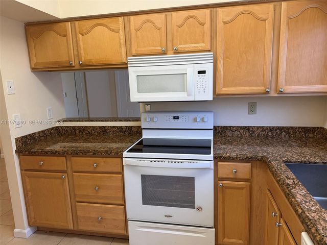 2091 NW 96th Ter 13E, Pembroke Pines, FL 33024