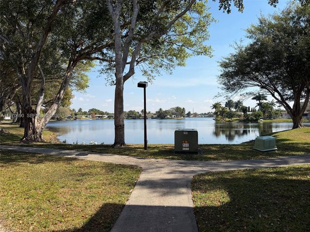 2091 NW 96th Ter 13E, Pembroke Pines, FL 33024