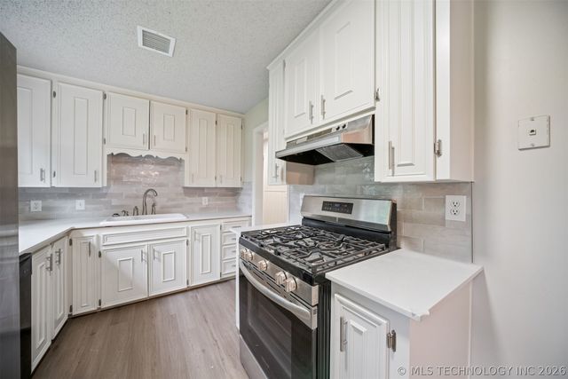 809 Cedar Avenue, Sand Springs, OK 74063