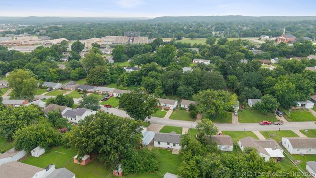 809 Cedar Avenue, Sand Springs, OK 74063