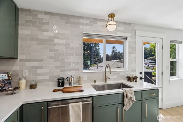 3310 9th Avenue W, Seattle, WA 98119
