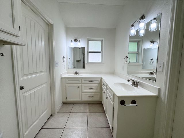 322 Green Leaf Street, Huntsville, TX 77340