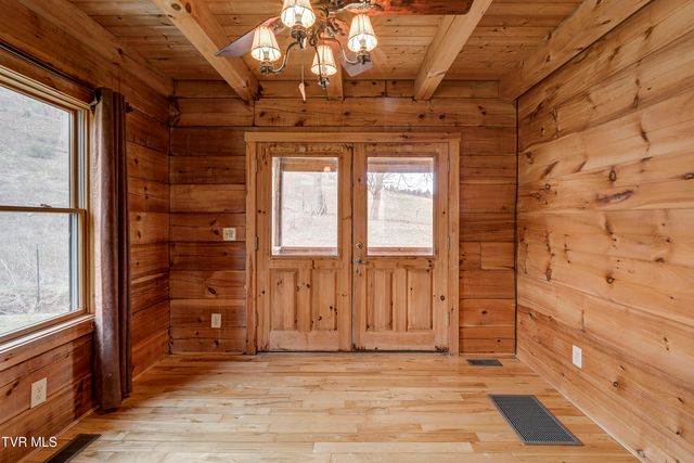 522 Deer Haven Road, Unicoi, TN 37692