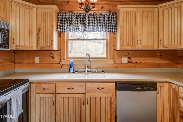 522 Deer Haven Road, Unicoi, TN 37692