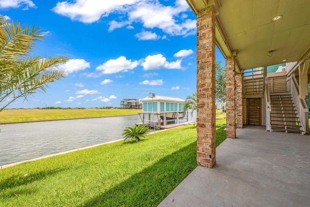 2001 Laguna Harbor Cove Blvd, Port Bolivar, TX 77650