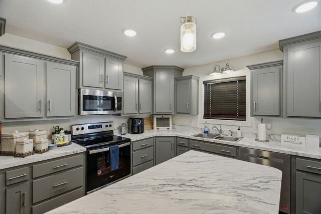 222 Hog Back Ridge Rd, Bethpage, TN 37022