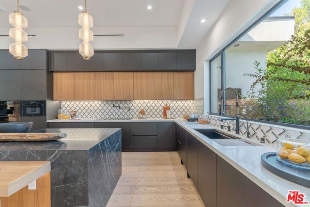 5354 Vanalden Avenue, Tarzana (los Angeles), CA 91356