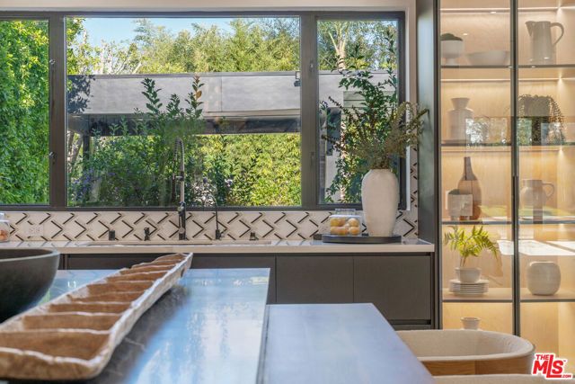 5354 Vanalden Avenue, Tarzana (los Angeles), CA 91356