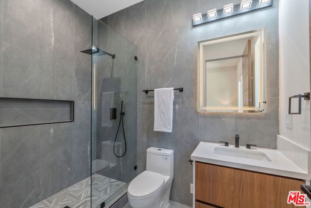 5354 Vanalden Avenue, Tarzana (los Angeles), CA 91356