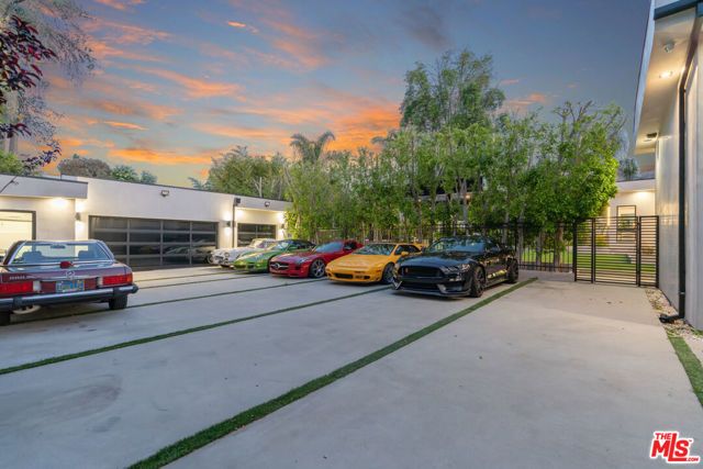 5354 Vanalden Avenue, Tarzana (los Angeles), CA 91356