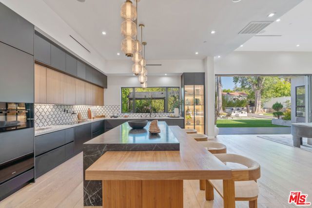 5354 Vanalden Avenue, Tarzana (los Angeles), CA 91356