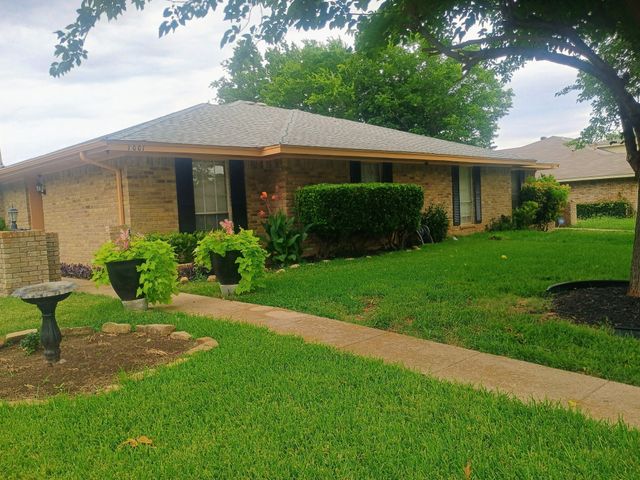 1001 Hunters creek, Desoto, TX 75115