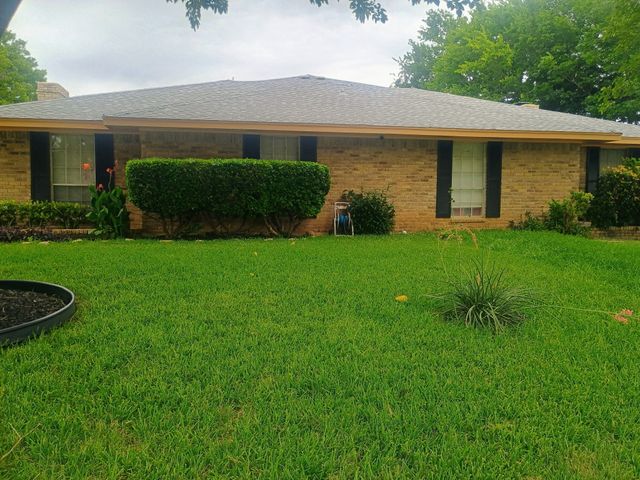 1001 Hunters creek, Desoto, TX 75115