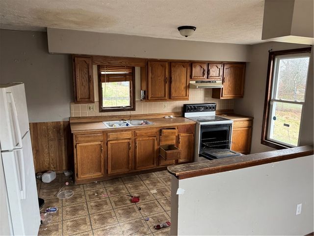 1097 Cedar Ave, Sharon, PA 16146