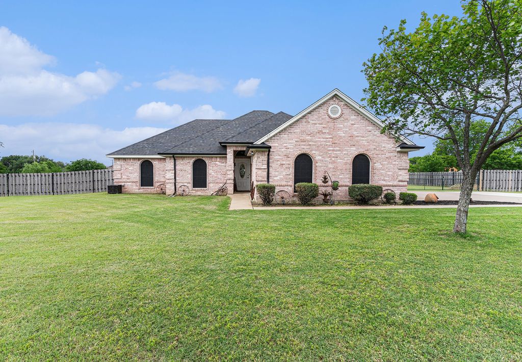 303 Valley View Court, Rio Vista, TX 76093