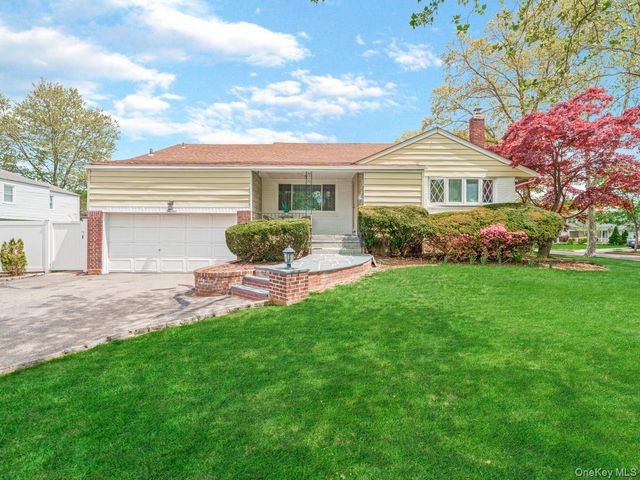 14 Greentree Circle, Westbury, NY 11590