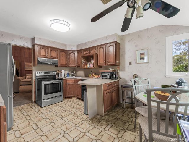 14 Greentree Circle, Westbury, NY 11590