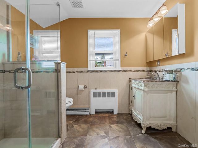14 Greentree Circle, Westbury, NY 11590