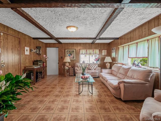 14 Greentree Circle, Westbury, NY 11590