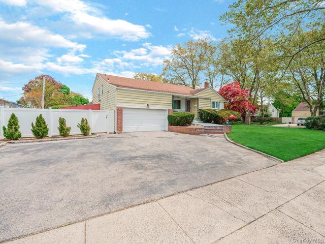 14 Greentree Circle, Westbury, NY 11590