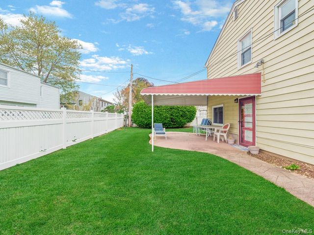 14 Greentree Circle, Westbury, NY 11590