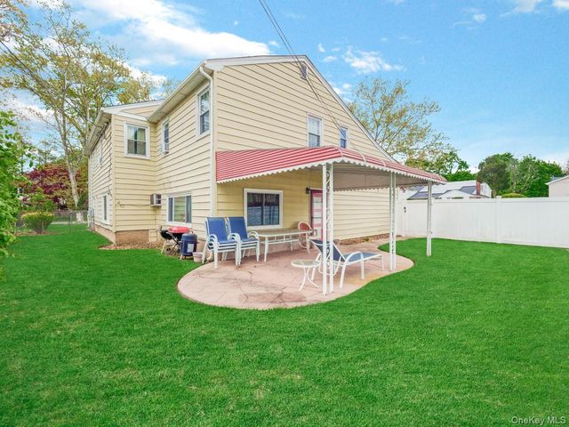 14 Greentree Circle, Westbury, NY 11590