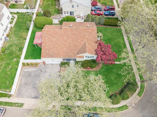 14 Greentree Circle, Westbury, NY 11590