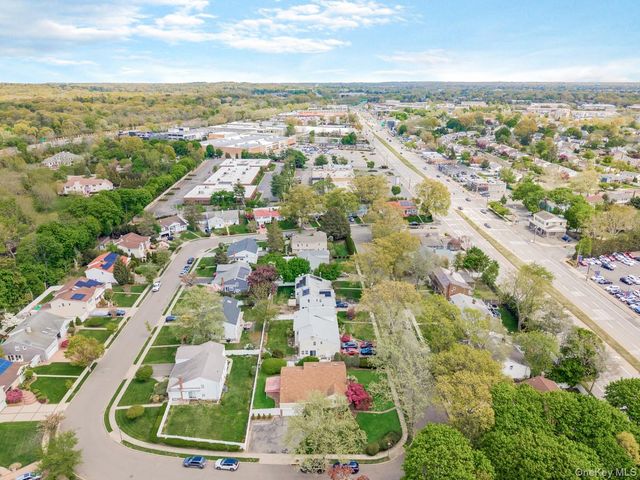 14 Greentree Circle, Westbury, NY 11590