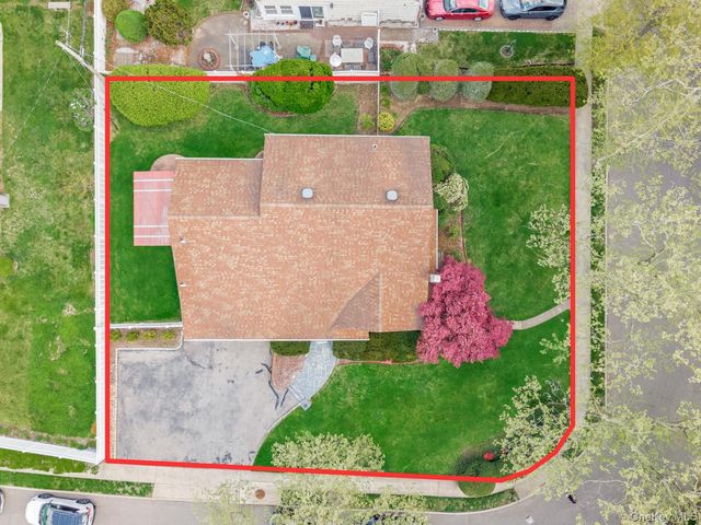 14 Greentree Circle, Westbury, NY 11590