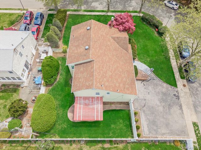 14 Greentree Circle, Westbury, NY 11590