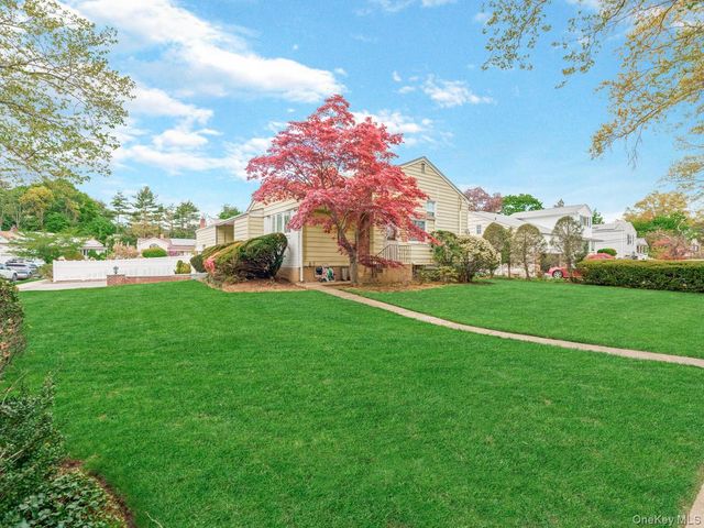 14 Greentree Circle, Westbury, NY 11590