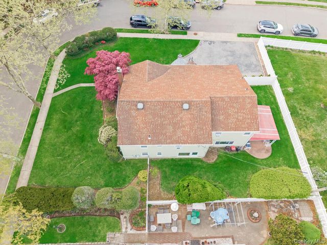 14 Greentree Circle, Westbury, NY 11590