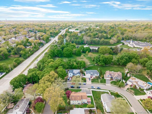 14 Greentree Circle, Westbury, NY 11590