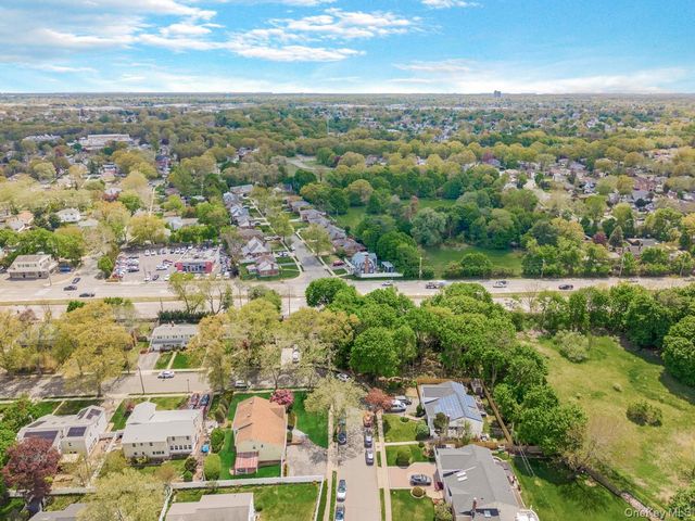 14 Greentree Circle, Westbury, NY 11590