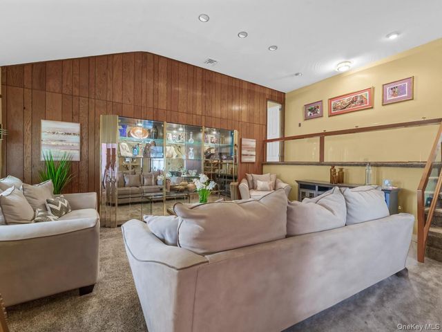 14 Greentree Circle, Westbury, NY 11590